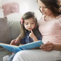 Membaca buku bersama adalah aktivitas yang tidak hanya menyenangkan. Foto: Freepik