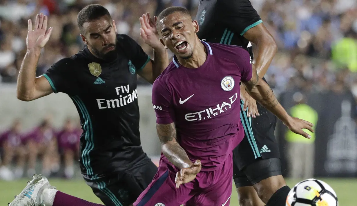Striker Manchester City, Gabriel Jesus, dijatuhkan bek Real Madrid, Daniel Carvajal, pada laga ICC di Stadion Memorial Coliseum, California, Rabu (26/7/2017). Manchester City menang 4-1 atas Real Madrid. (AP/Jae C Hong)
