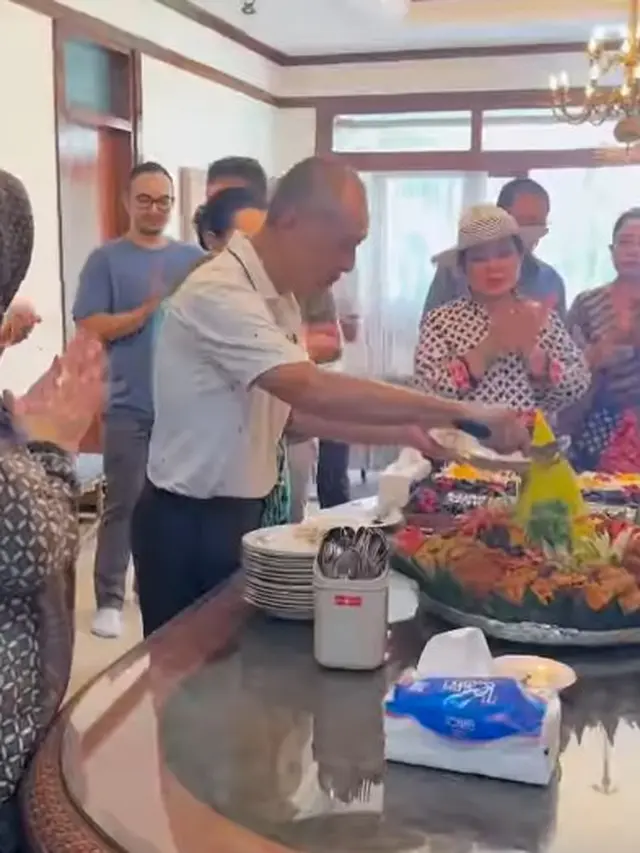 Mayangsari bersama keluarga cendana (Instagram/mayangsari_official)