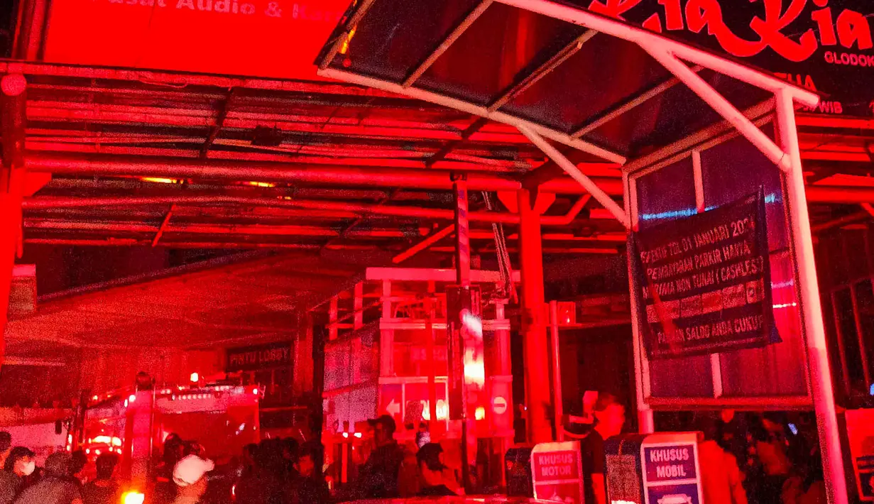 <p>Kebakaran besar yang melanda gedung Glodok Plaza, Taman Sari, Jakarta, terjadi pada Rabu malam (15/1) sekitar pukul 21.30 WIB. (Liputan6.com/Herman Zakharia)</p>