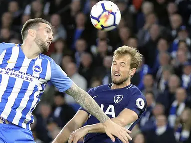 Duel Pemain Brighton, Shane Duffy (kiri) dan pemain Tottenham Hotspur, Harry Kane pada lanjutan Premier League di AMEX Stadium, Brighton, (17/4/2018). Tottenham bermain imbang 1-1 lawan Brighton. (Gareth Fuller/PA via AP)