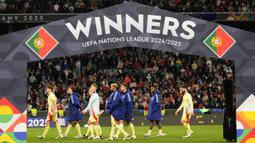 Pemain Spanyol tertunduk lesu setelah ditaklukkan Portugal pada laga final UEFA Nations League 2025 di Allianz Stadium, Senin (09/06/2025) dini hari WIB. (AP Photo/Matthias Schrader)