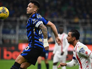 Penyerang Inter Milan, Lautaro Martinez (kiri) berebut bola atas dengan pemain Monza pada pekan ke-28 Serie A Italia di Stadion Giuseppe Meazza, Milan pada 8 Maret 2025 waktu setempat atau Minggu (9/3/2025) dini hari WIB. (Isabella BONOTTO/AFP)