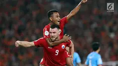 Pemain Persija, Marko Simic dan Ramdani Lestaluhu merayakan gol ke gawang Johor Darul Takzim pada lanjutan penyisihan Grup H Piala Asia 2018 di Stadion GBK, Jakarta, Selasa (10/4). Babak pertama Persija unggul 3-0. (Liputan6.com/Helmi Fithriansyah)