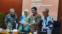 Direktur Utama BJB Syariah Indra Falatehan saat memaparkan kinerja di Bandung, Kamis (31/3/2022).