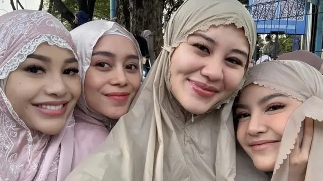 Wajah Selebritis dengan Riasan Wajah Minimalis saat Mengenakan Mukena Sholat Ied 2025. [@aaliyah.massaid]