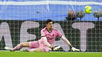 Penjaga gawang Real Madrid Thibaut Courtois melakukan penyelamatan saat melawan Real Madrid pada pertandingan sepak bola La Liga Spanyol di Stadion Santiago Bernabeu, Madrid, Spanyol, Minggu (20/3/2022). Barcelona menang 4-0. (AP Photo/Manu Fernandez)