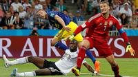 Penyerang Swedia Ola Toivonen (tengah) mencetak gol saat melawan Jerman pada pertandingan Piala Dunia 2018 di Stadion Fisht, Rusia (23/6). Jerman sempat tertinggal terlebih dahulu pada babak pertama oleh gol Ola Toivonen. (AP/ Frank Augstein)