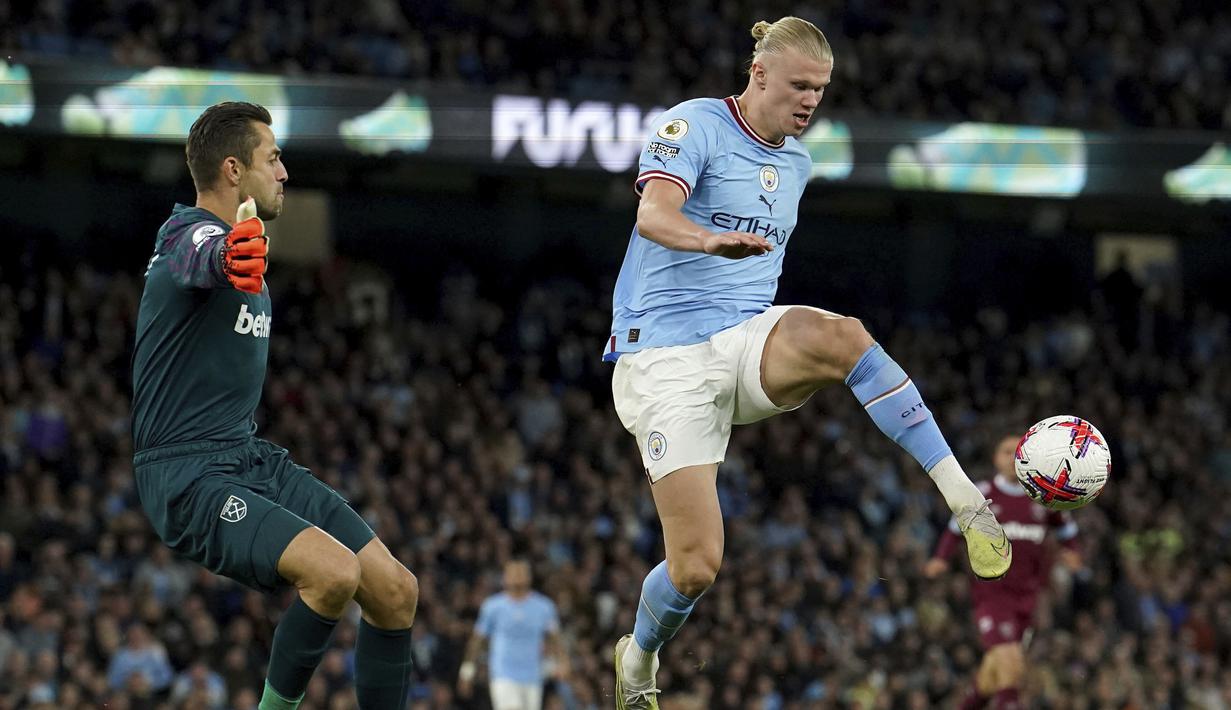Kiper West Ham United Lukasz Fabianski dan penyerang Manchester City Erling Haaland bereaksi saat laga tunda pekan ke-28 Liga Inggris 2022/2023 di Etihad Stadium, Man City menang 3-0, Kamis (4/5/2023) WIB. (Martin Rickett/PA via AP)