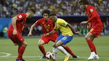 Striker Brasil, Neymar, berusaha lolos dari kepungan pemain Belgia pada laga perempat final Piala Dunia di Kazan Arena, Kazan, Jumat (6/7/2018). Belgia menang 2-1 atas Brasil. (AP/Eduardo Verdugo)