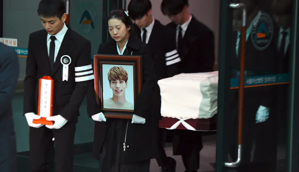 Onew juga mengingatkan para penggemarnya untuk bisa bangkit setelah peristiwa yang membuat hati mereka terluka. (JUNG Yeon-Je/AFP)