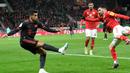 Pemain Bayern Munchen, Joao Cancelo (kiri) memulai debutnya dengan mengisi posisi wing back kanan Dan berhasil memberikan umpan cantik yang membuahkan gol pembuka bagi Bayern Munchen. (AFP/Thomas Kienzle)