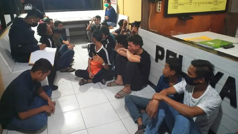 Remaja dan pria dewasa yang dibawa ke Polresta Pekanbaru karena melanggar jam malam dan terlibat pengeroyokan.