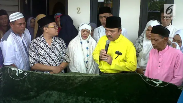 Ratusan orang ikut menyalatkan presenter kondang acara kesehatan di salah satu stasiun televisi swasta itu usai salat Jumat.