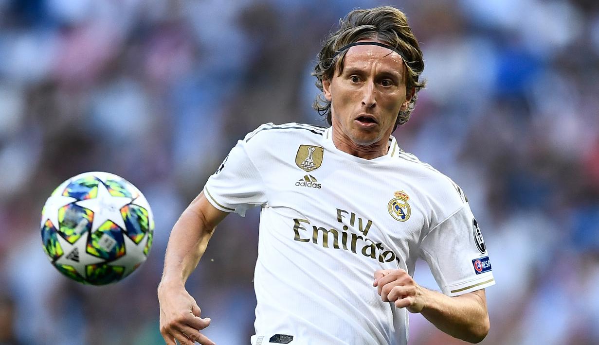 1. Luka Modric (Real Madrid) - Kontrak gelandang serba bisa milik Los Blancos ini akan berakhir pada Juni 2020. Peraih Ballon d'Or 2018 diisukan akan merapat ke Italia bersama Inter Milan. (AFP/Oscar Del Pozo)