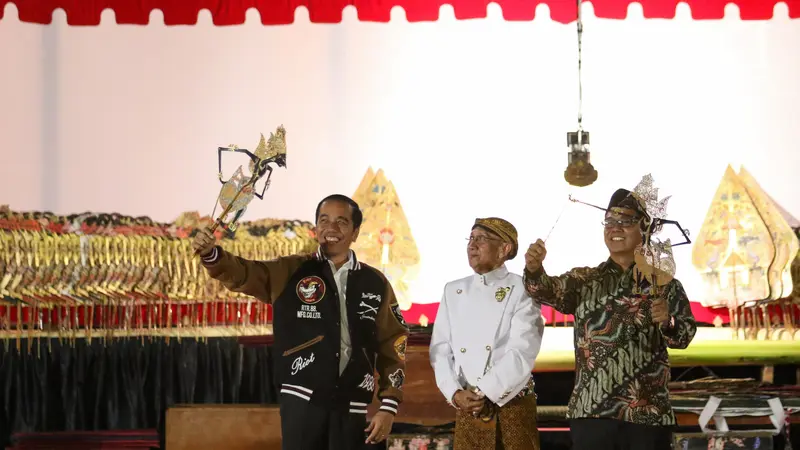 Presiden Jokowi Nontong Wayang Kulit di Istana Merdeka