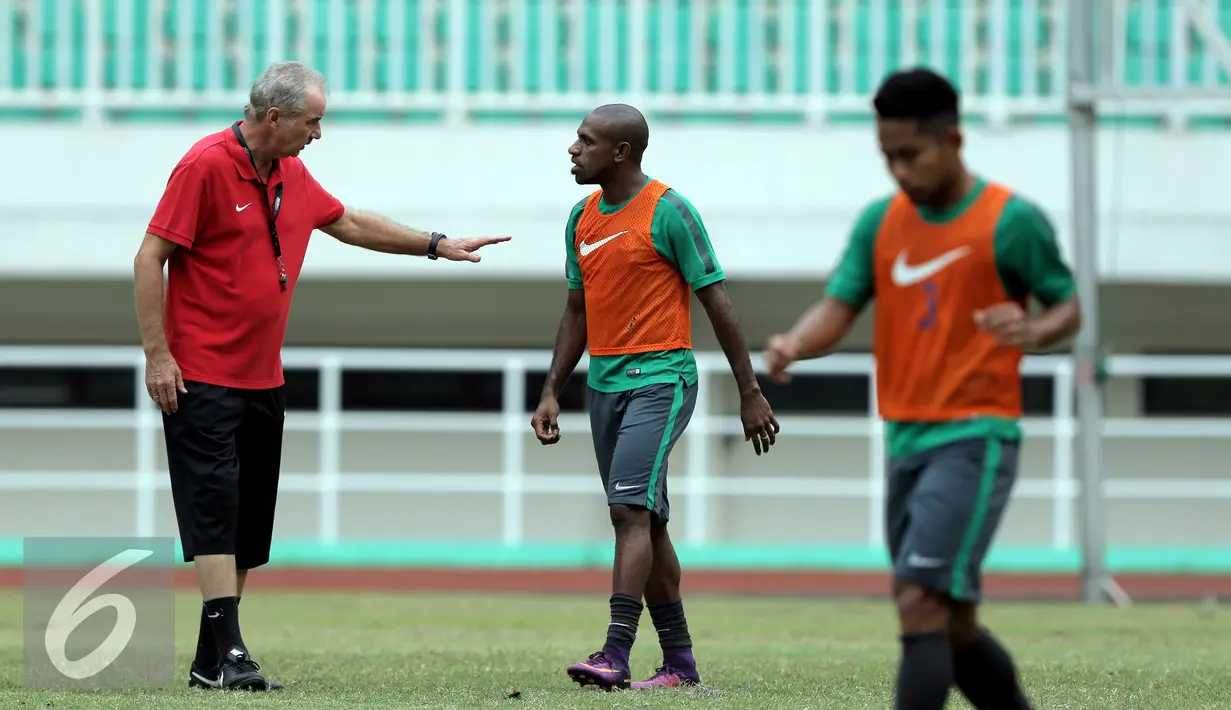 Pelatih Timnas Indonesia, Alfred Riedl (kiri) memberi arahan pada Boaz Salossa saat latihan jelang leg 1 Semifinal Piala AFF 2016 di Stadion Pakansari, Bogor, Rabu (30/11). Laga pertama Semifinal digelar, 3 Desember. (Liputan6.com/Helmi Fithriansyah)