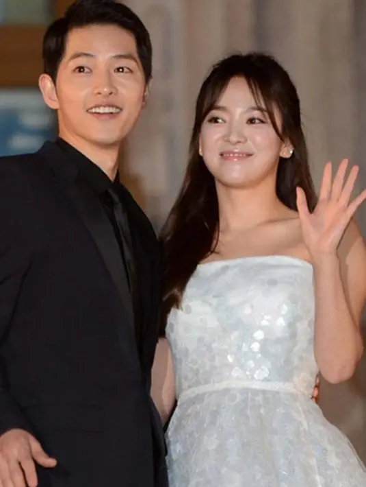 “Waw, Song Joong Ki  dan Song Hye Kyo ada di mall? Ini pastinya untuk rumah baru,” tulis sebuah akun. (Instagram)
