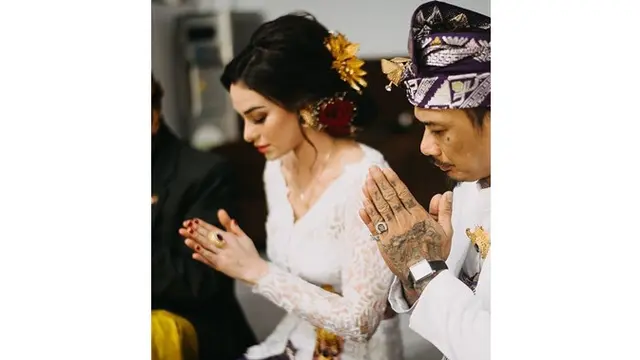 7 Potret Pernikahan Jerinx SID dan Nora Alexandra Philip, Kenakan Pakaian Adat Bali