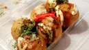 Jajanan yang terbuat dari adonan tepung terigu ini diisi potongan gurita, namun isinya bisa beragam seperti keju, sosis atapun daging asap. Takoyaki dimakan lengkap dengan saus bulldog, mayonaise, serta taburan katsu bushi dan nori. (huffingtonpost.com)