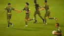 Para pemain AC Milan merayakan gol yang dicetak bek Fikayo Tomori ke gawang Arsenal selama pertandingan Dubai Super Cup 2022 di di stadion al-Maktoum di Uni Emirat Arab (13/12/2022). Arsenal menang tipis atas AC Milan dengan skor 2-1. (AFP/Karim Sahib)