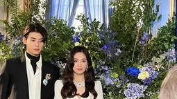 Song Hye Kyo dan Cha Eun foto bersisian berpose di hadapan fotografer. Song Hye Kyo tampil elegan mengenakan gaun putih sementara sang aktor memakai kemeja dipadu jas.  (Foto: Via Twitter/ dongmin_wisdom)