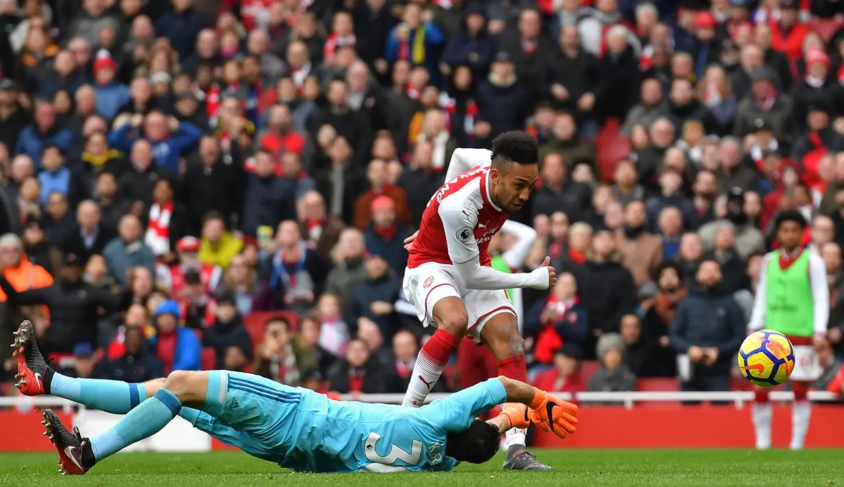 Striker Arsenal, Pierre-Emerick Aubameyang berhasil mencetak gol ke gawang Watford pada lanjutan pertandingan Liga Inggris di Emirates Stadium, Minggu (11/3). Kemenangan telak sukses dibukukan Arsenal usai mengalahkan Watford 3-0. (Ben STANSALL / AFP)