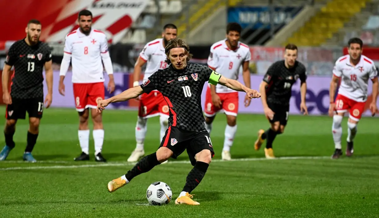 Pemain Kroasia Luka Modric melakukan tendangan penalti ke gawang Malta pada pertandingan Grup H kualifikasi Piala Dunia 2022 di Stadion Rujevica, Rijeka, Kroasia, Selasa (30/3/2021). (Denis LOVROVIC/AFP)