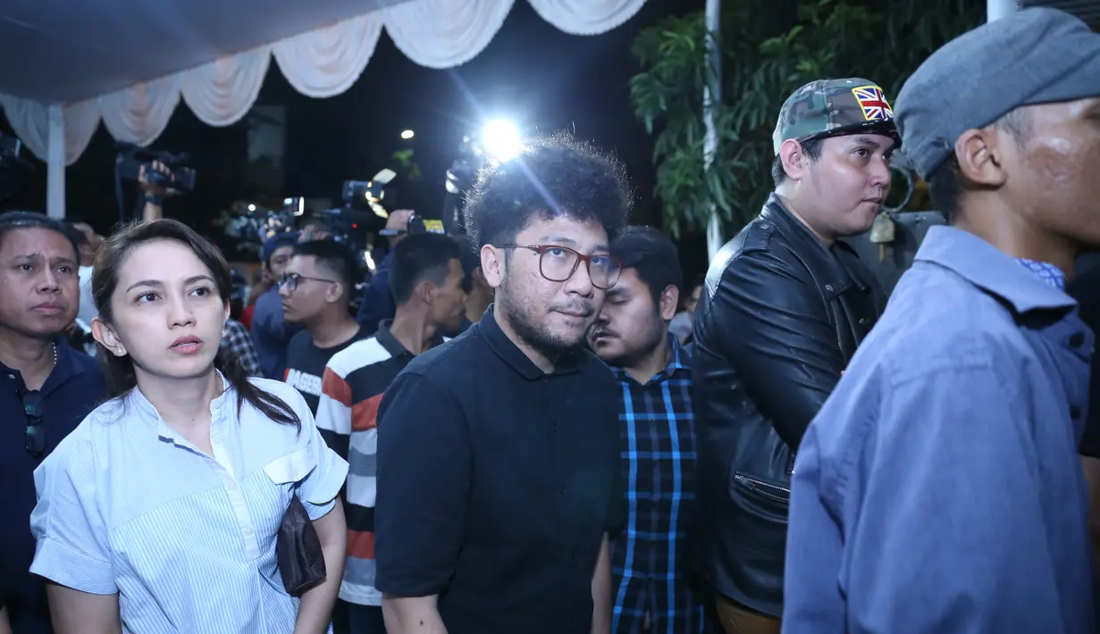 Sejumlah selebriti tanah air tiba di rumah duka kediaman Mike Mohede di kawasan Kuricang Raya, Bintaro, Tangerang Selatan. (Nurwahyunan/Bintang.com)
