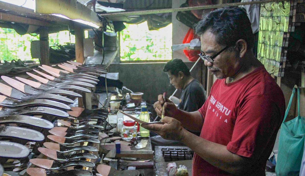 Aktivitas pekerja saat menyelesaikan pembuatan sandal wanita di pabrik rumahan Pesan Sepatu Indonesia, Setu, Tangerang Selatan, Banten, Jumat (7/11/2025). Industri alas kaki nasional Indonesia menunjukkan kinerja yang positif dan kian menggeliat di tengah pemulihan ekonomi. (merdeka.com/Arie Basuki)
