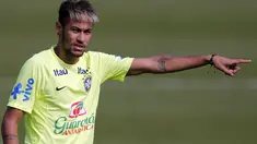 Neymar, pemain depan Timnas Brasil ini tampil dengan model rambut bergaya mohawk sepanjang berlaga di Piala Dunia 2014. (REUTERS/Marcelo Regua)