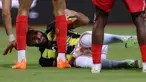 Penyerang Al Ittihad Karim Benzema tergeletak di lapangan saat melawan Al Wehda pada pertandingan sepak bola Saudi Pro League atau Liga Arab Saudi di Stadion King Abdul Aziz, Mekah, Arab Saudi, Senin (28/8/2023). (Abdel Ghani BASHIR/AFP)