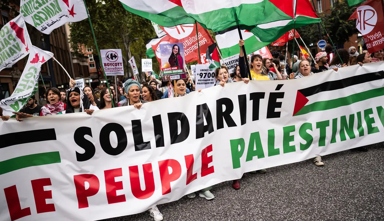Aksi itu sebagai bentuk dukungan untuk warga Palestina. (Lionel BONAVENTURE/AFP)
