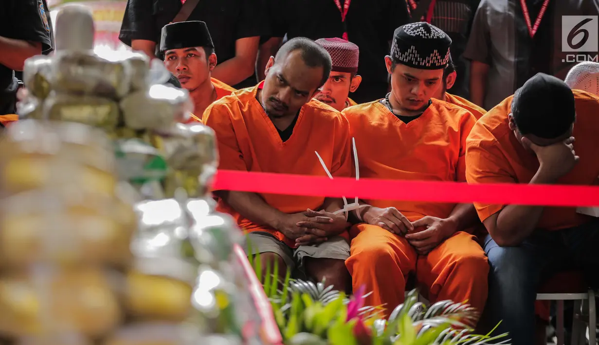 Tersangka kasus narkoba jaringan Malaysia-Indonesia dihadirkan saat rilis di Bareskrim Mabes Polri, Jakarta, Selasa (9/7/2019). Selama 2019, Bareskrim Polri bersama stakeholder terkait menyita 177,500 Kg sabu-sabu dan 30 ribu butir ekstasi dari sindikat Malaysia-Jakarta. (Liputan6.com/Fazail Fanani)