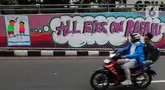 Sejumlah pengendara melintas di depan mural Indonesia untuk Palestina di Jalan Margono Djojohadikoesoemo, Dukuh Atas, Jakarta, Minggu (22/6/2024).  (Liputan6.com/Angga Yuniar)