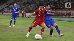Laga kedua timnas tersebut berlangsung menarik. (Bola.com/M Iqbal Ichsan)