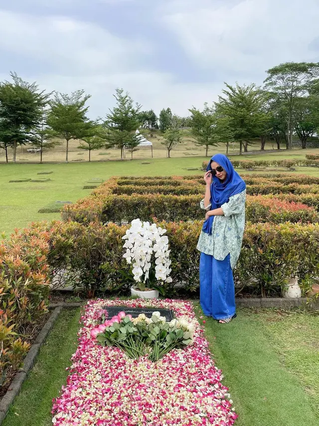 Rayakan Anniversary ke-13, Ini 6 Potret BCL Ziarah ke Makam Ashraf Sinclair