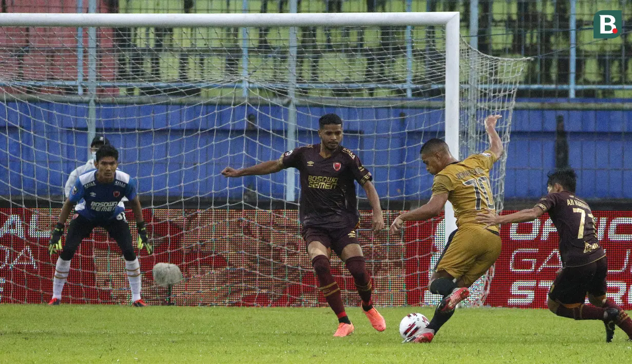 Pemain Bhayangkara Solo FC, Renan Da Silva (kedua dari kanan) menendang bola ke arah gawang PSM Makassar  dalam pertandingan matchday ke-2 Babak Penyisihan Grup B Piala Menpora 2021 di Stadion Kanjuruhan, Malang, Sabtu (27/3/2021). Kedua tim bermain imbang 1-1. (Bola.com/Ikhwan Yanuar)