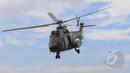 Aksi manuver helikopter super puma meramaikan acara peringatan HUT ke-69 TNI AU di Lanud Halim Perdanakusuma, Jakarta, Kamis (9/4/2015). Acara tersebut menampilkan demo darat dan atraksi udara. (Liputan6.com/Herman Zakharia)