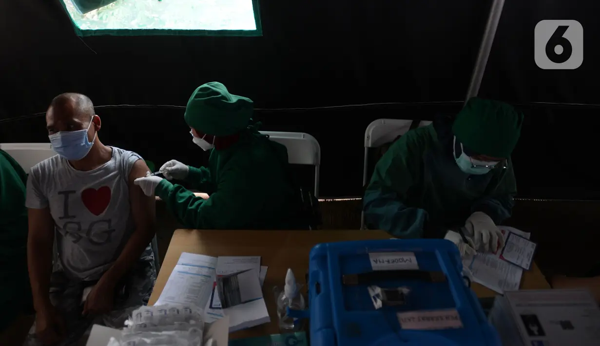 Petugas kesehatan menyuntikkan vaksin COVID-19 Moderna kepada warga di Puskesmas Kramat Jati, Jakarta, Jumat (20/8/2021). Di Indonesia, vaksin COVID-19 Moderna khusus bagi tenaga kesehatan sebagai vaksin ketiga atau booster, namun kini tidak lagi. (merdeka.com/Imam Buhori)