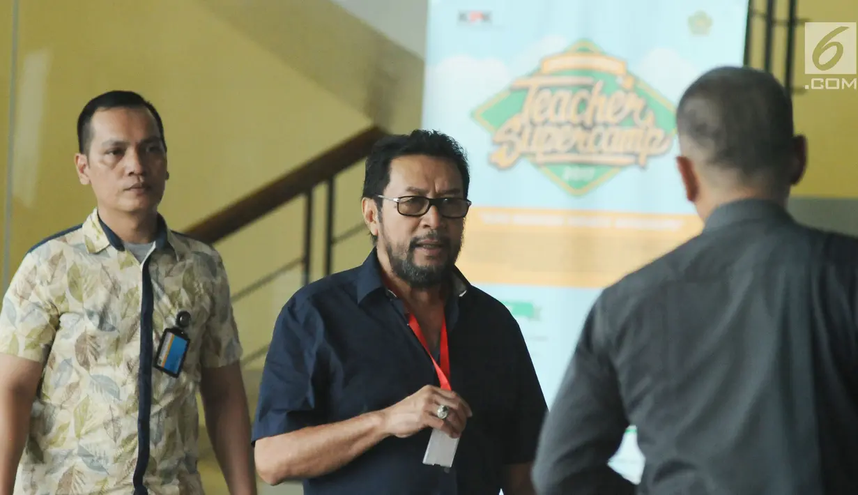 Politisi Partai Golkar Yorrys Raweyai (tengah) usai menjalani pemeriksaan di gedung KPK, Jakarta, Selasa (31/10). Yorrys diperiksa sebagai saksi untuk tersangka Markus Nari dalam kasus dugaan merintangi proses penyidikan. (Liputan6.com/Helmi Fithriansyah)