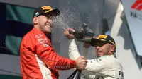 Pembalap Mercedes, Lewis Hamilton, menyemprotkan sampanye kearah pembalap Ferrari, Sebastian Vettel saat berselebrasi mejuarai GP Hungaria di Sirkuit Hungaroring, Mogyorod, (29/7). (Zoltan Balogh/MTI via AP)