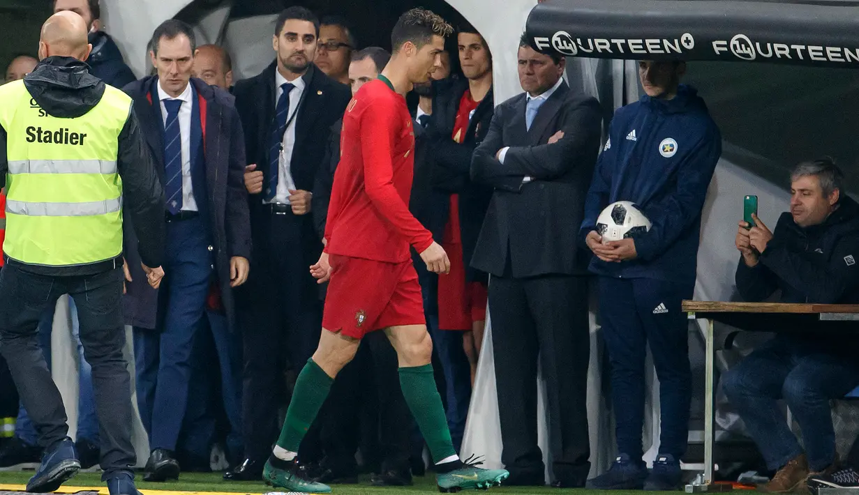 Pemain depan Portugal, Cristiano Ronaldo meninggalkan lapangan setelah pertandingan melawan Belanda pada laga persahabatan di Stadion Stade de Geneve, Jenewa, Swiss, Senin (26/3). Belanda bantai Portugal 3-0. (Salvatore Di Nolfi/Keystone via AP)