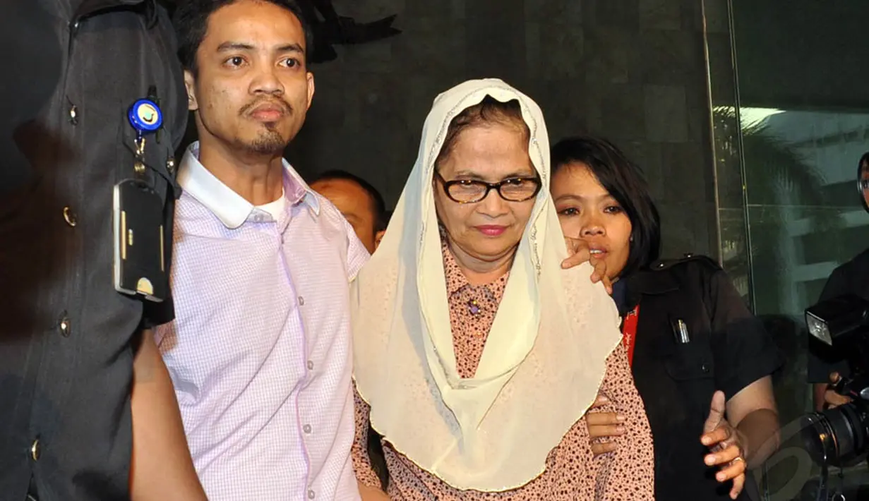 Saat berjalan keluar Gedung KPK, Latifah tampak dirangkul anaknya, Noor Charis Putra, Jakarta, (26/9/14). (Liputan6.com/Miftahul Hayat)