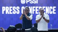 Dua anggota Exco PSSI, Endri Erawan dan Sumardji mengikuti sesi konferensi pers di Menara Mandiri, Jakarta, Selasa (16/12/2025).