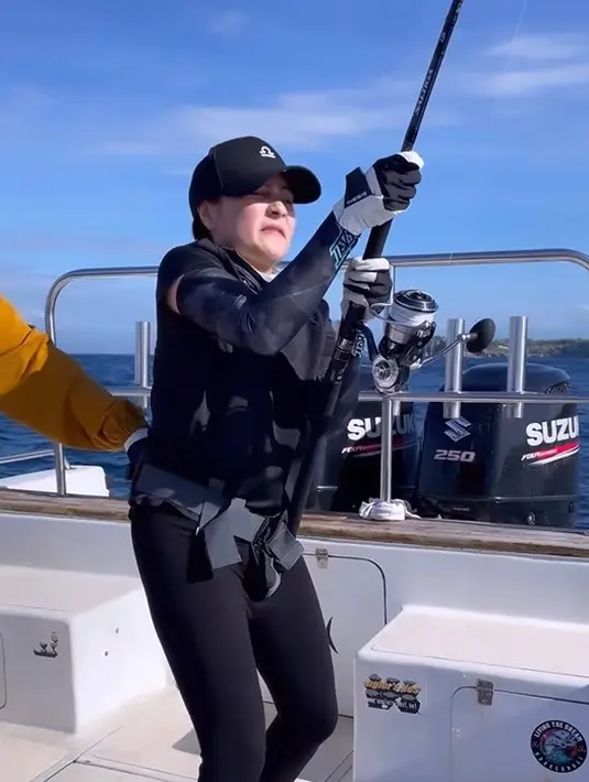 Prilly mengaku bahwa aktivitasnya ini begitu melelahkan. Bahkan ketika dibandingkan dengan ngegym, ia merasa lebih capek memancing (Instagram/prillylatuconsina96)