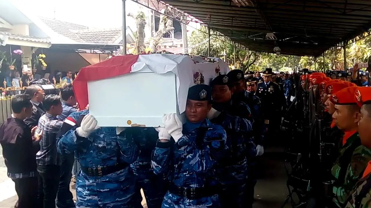 Duka di Rumah Pilot Pesawat Latih yang Jatuh di Cilacap