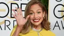 Ekspresi aktris dan penyanyi Jennifer Lopez saat menghadiri ajang bergengsi Golden Globe Awards 2016 di Beverly Hilton Hotel, California, Minggu (10/1). J-Lo mengenakan gaun kuning dengan belahan kaki yang cukup tinggi. (AFP Photo/ VALERIE MACON)