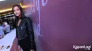 Carissa Perusset tersenyum manis saat promosi film Antologi Rasa dengan memakai jaket kulit hitam harley. (KapanLagi.com/Deki Prayoga)