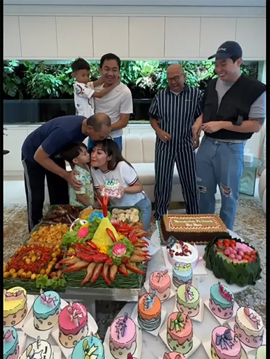 Ayu Dewi tampak bahagia merayakan ulang tahun sederhana bersama suami, anak, ayah, dan dua sahabatnya. [Instagram/mrsayudewi]